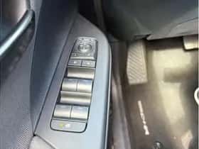 Toyota C-HR (2024) thumbnail 8