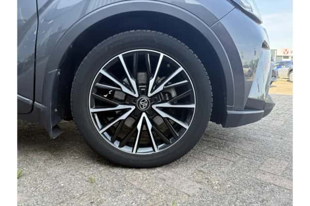Toyota C-HR (2020) thumbnail 6