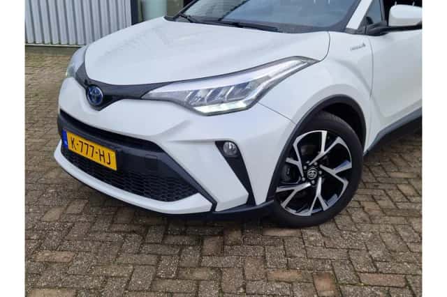 Toyota C-HR (2020) thumbnail 2