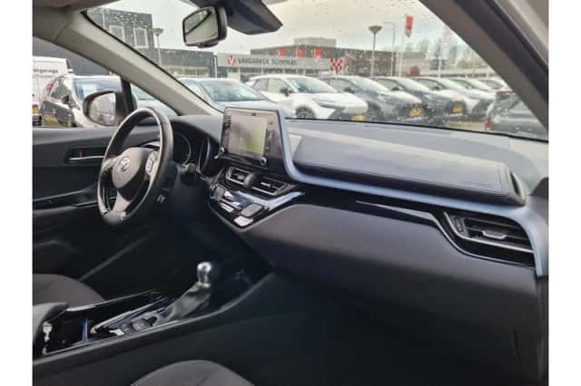Toyota C-HR (2020) thumbnail 5