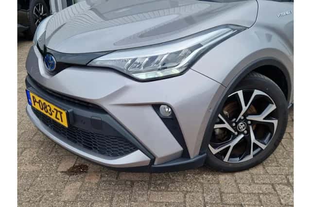 Toyota C-HR (2021) thumbnail 2