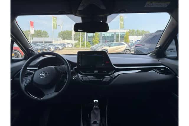 Toyota C-HR (2021) thumbnail 2