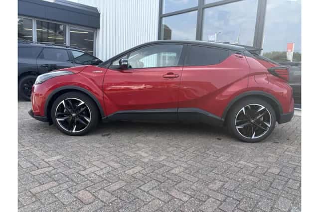 Toyota C-HR (2021) thumbnail 3