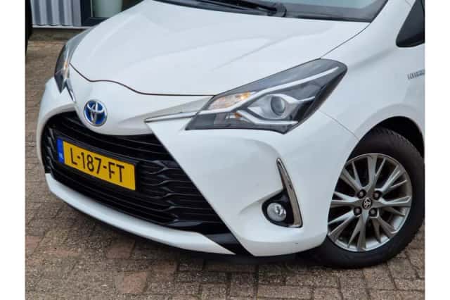Toyota Yaris (2017) thumbnail 2