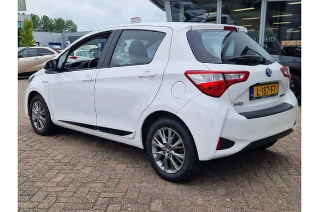 Toyota Yaris (2017) thumbnail 3