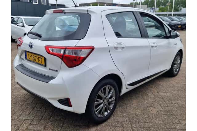 Toyota Yaris (2017) thumbnail 4