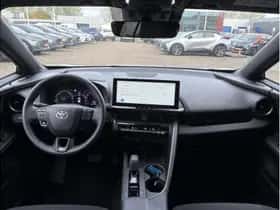 Toyota C-HR (2024) thumbnail 2