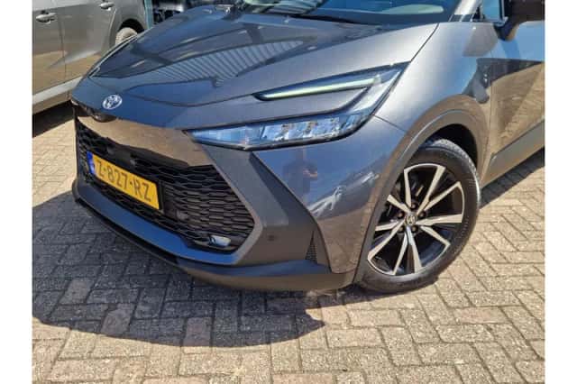 Toyota C-HR (2024) thumbnail 2