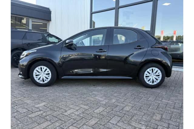 Toyota Yaris (2023) thumbnail 3