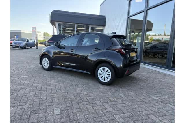 Toyota Yaris (2023) thumbnail 4