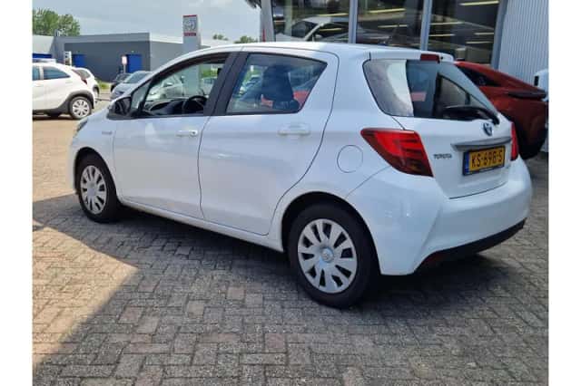 Toyota Yaris (2016) thumbnail 3
