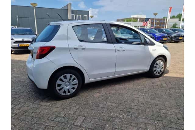 Toyota Yaris (2016) thumbnail 4