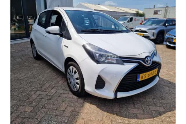 Toyota Yaris (2016) thumbnail 5