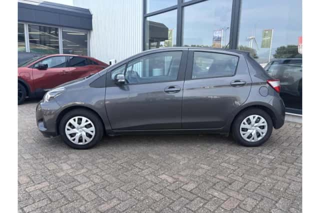 Toyota Yaris (2018) thumbnail 3