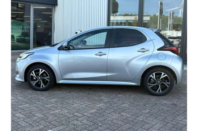 Toyota Yaris (2025) thumbnail 2