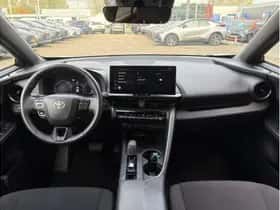 Toyota C-HR (2025) thumbnail 2