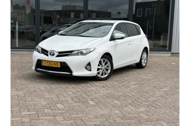 Toyota Auris (2014) thumbnail 1