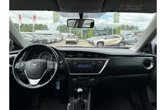 Toyota Auris (2014) thumbnail 2