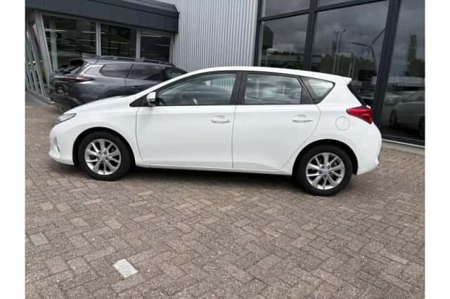 Toyota Auris (2014) thumbnail 3