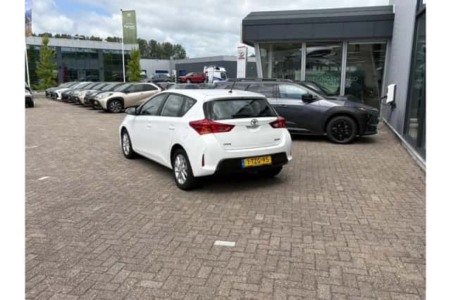 Toyota Auris (2014) thumbnail 4