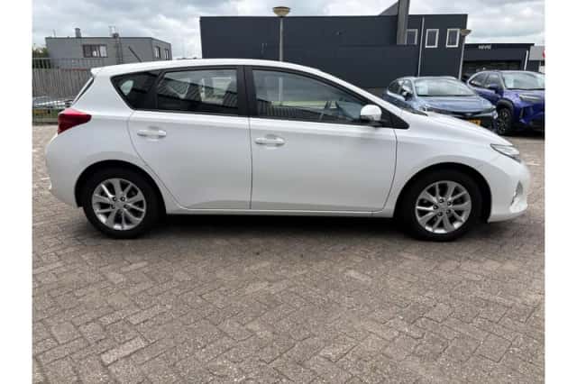 Toyota Auris (2014) thumbnail 5