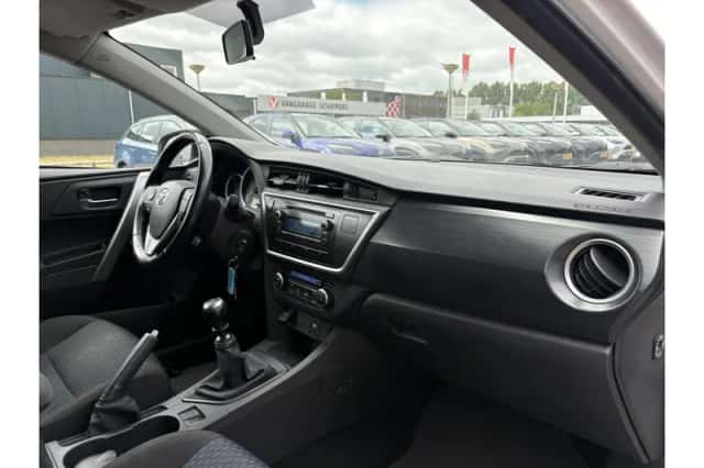 Toyota Auris (2014) thumbnail 6