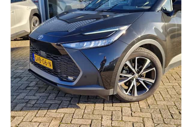 Toyota C-HR (2024) thumbnail 2