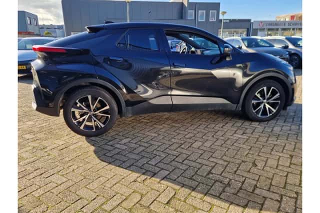 Toyota C-HR (2024) thumbnail 4