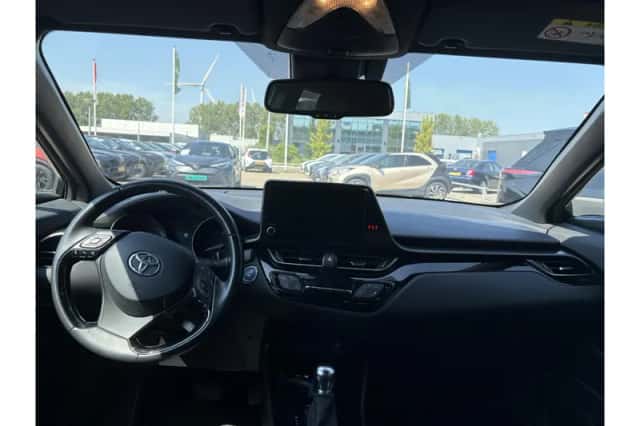 Toyota C-HR (2022) thumbnail 2