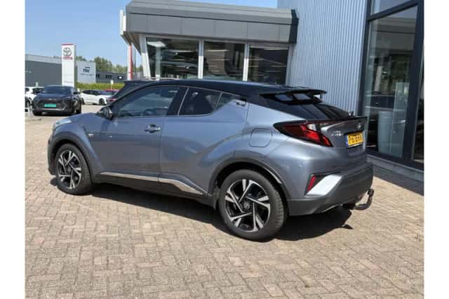 Toyota C-HR (2022) thumbnail 3