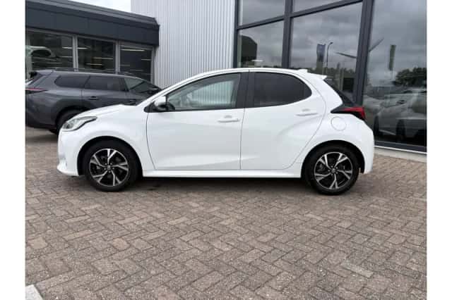 Toyota Yaris (2024) thumbnail 3
