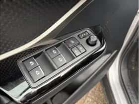 Toyota C-HR (2018) thumbnail 12