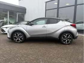 Toyota C-HR (2018) thumbnail 3