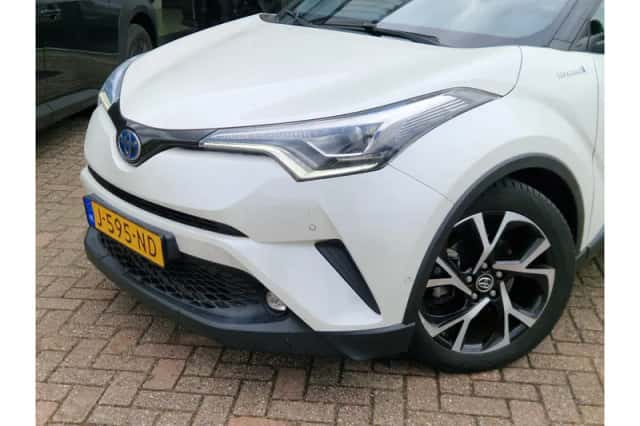 Toyota C-HR (2017) thumbnail 2