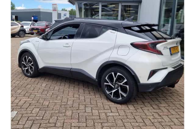 Toyota C-HR (2017) thumbnail 3