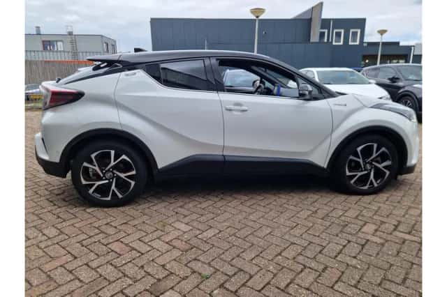 Toyota C-HR (2017) thumbnail 4