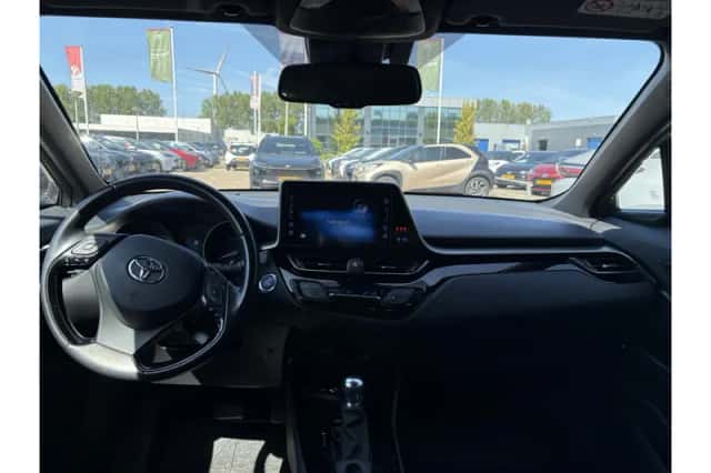 Toyota C-HR (2019) thumbnail 2