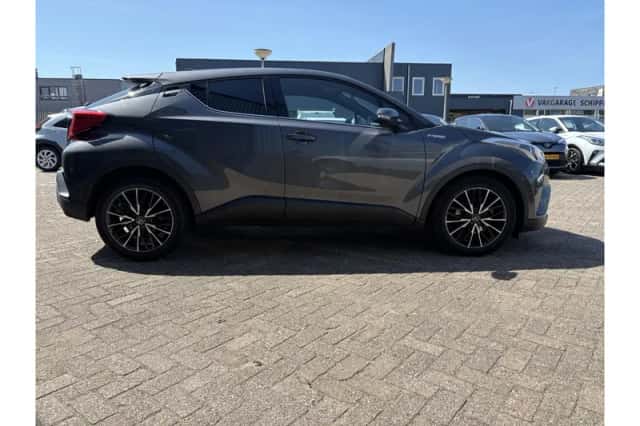 Toyota C-HR (2019) thumbnail 6