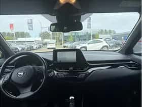 Toyota C-HR (2022) thumbnail 2
