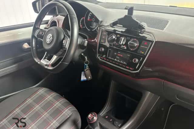 Volkswagen Up! (2018) thumbnail 4
