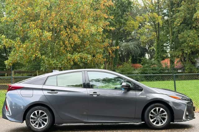 Toyota Prius (2017) thumbnail 2