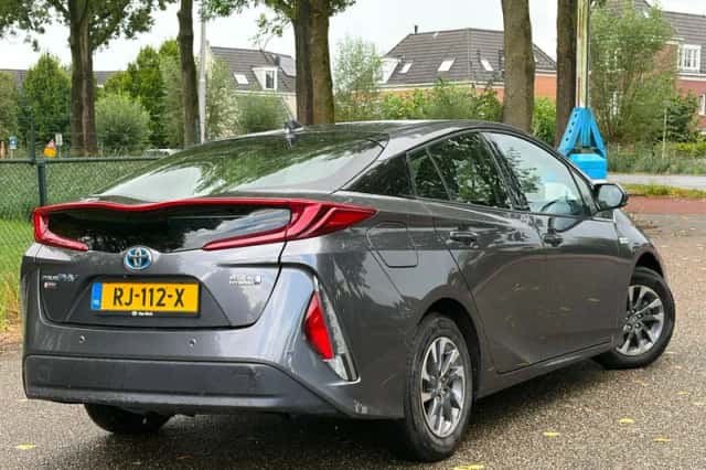 Toyota Prius (2017) thumbnail 3