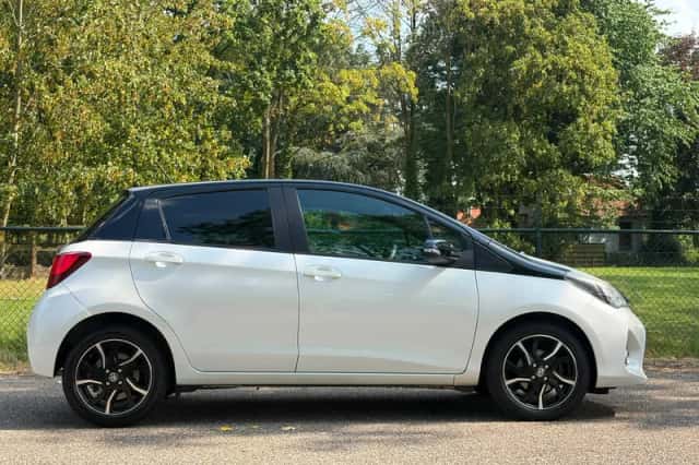 Toyota Yaris (2017) thumbnail 2