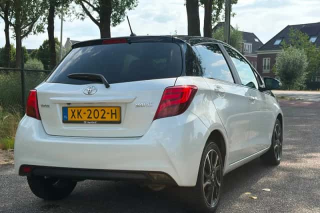 Toyota Yaris (2017) thumbnail 3