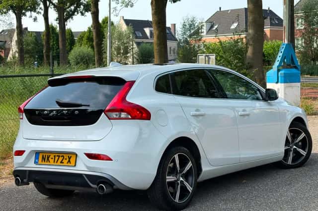 Volvo V40 (2017) thumbnail 3
