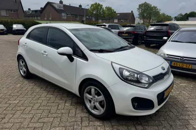 Kia Rio (2014) thumbnail 2