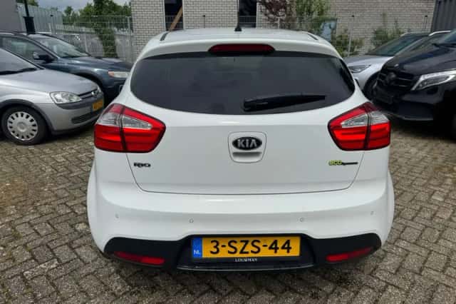Kia Rio (2014) thumbnail 3