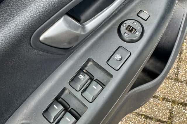 Kia Rio (2014) thumbnail 6