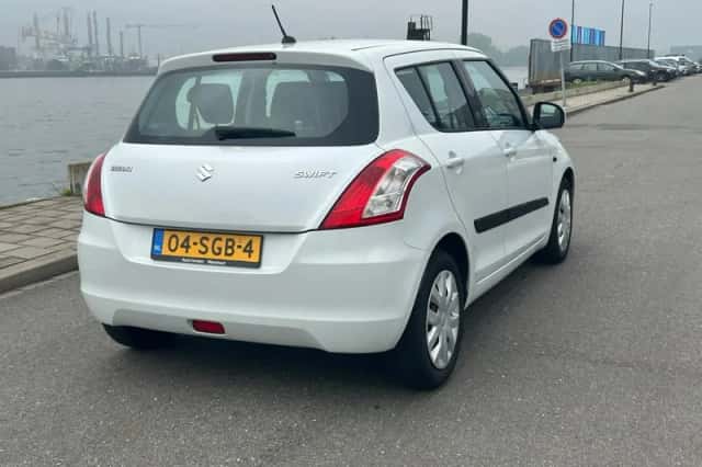 Suzuki Swift (2011) thumbnail 3