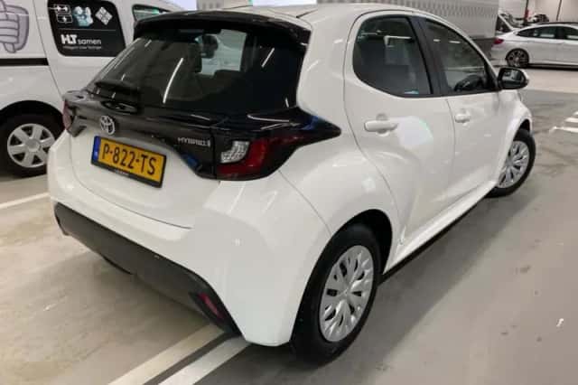 Toyota Yaris (2022) thumbnail 3